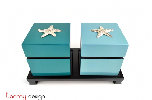 Set of 2 blue square boxes 10cm attached with starfish included with stand